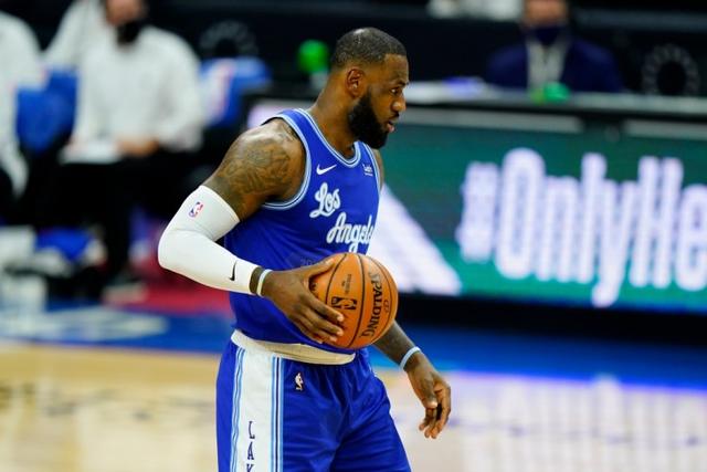 NBA中国赛：张子宇与姚明同框展现巨人魅力